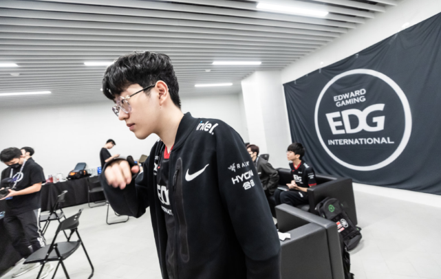 仅勾起了球 仅勾起了球